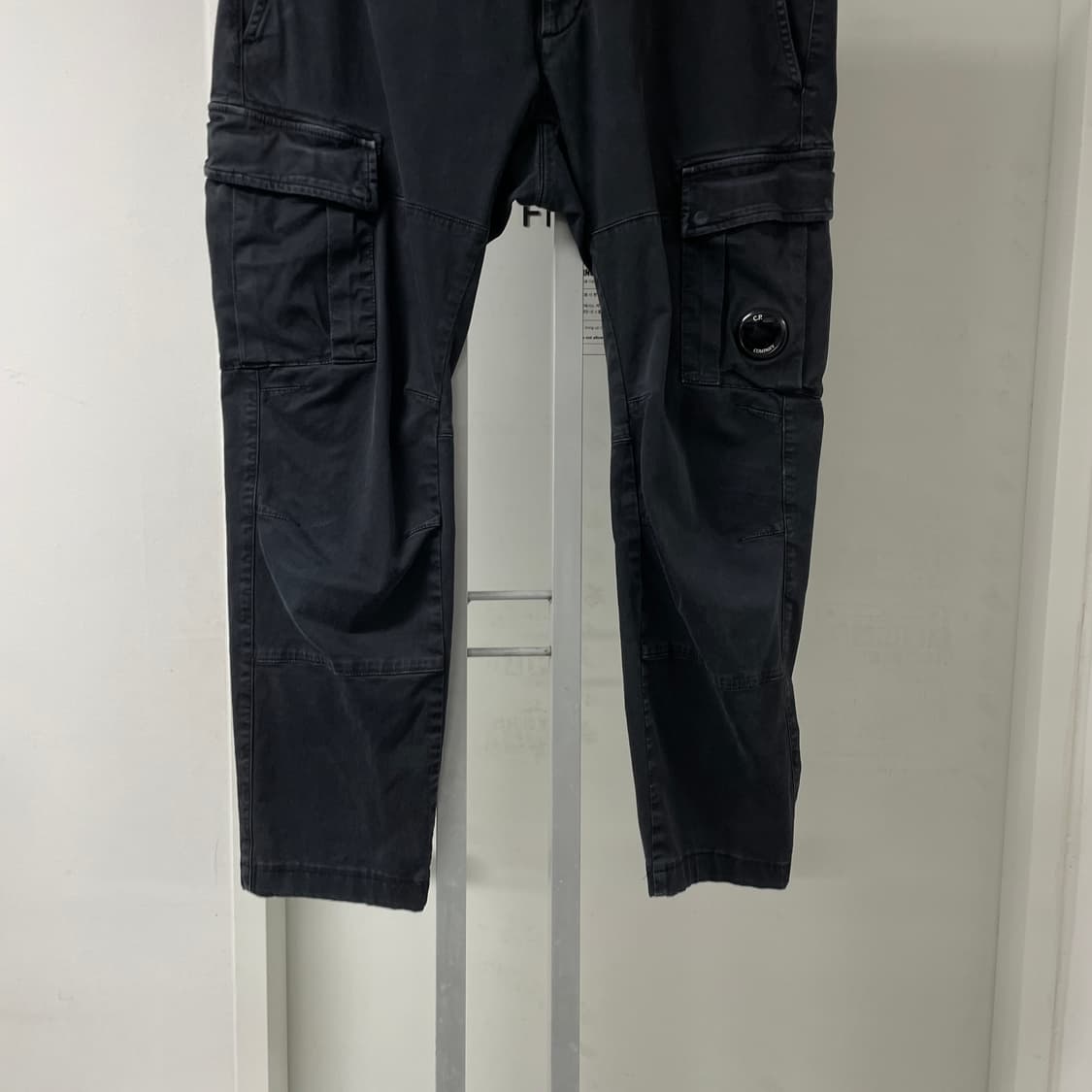 CP 컴퍼니 렌즈 카고 팬츠 블랙 52 상품이미지3