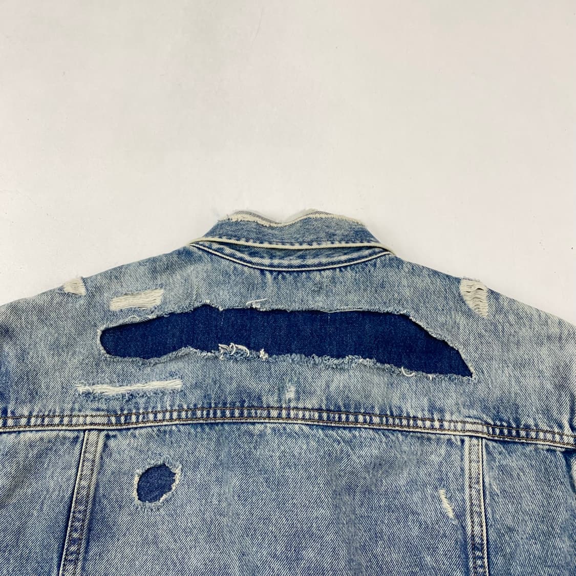 C.K 켈빈클라인 패치워크 디스트로이드 데님 트러커 자켓 (105) 상품이미지9