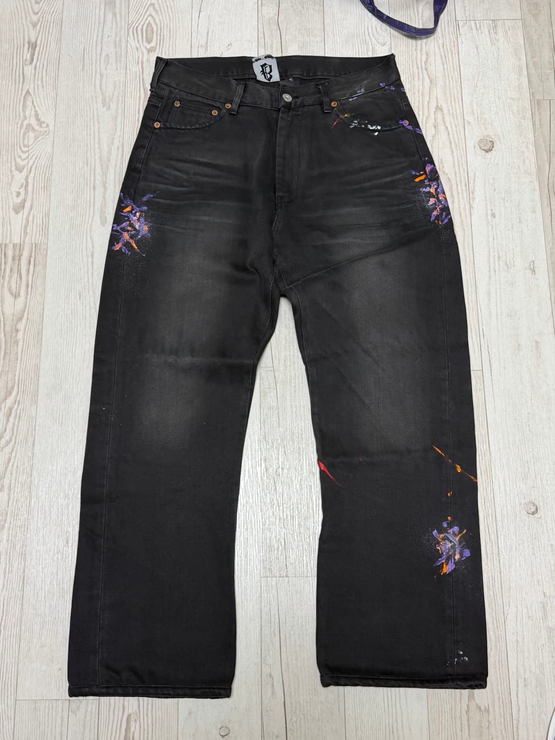 블랙아웃 페인팅 블랙데님 상품이미지1