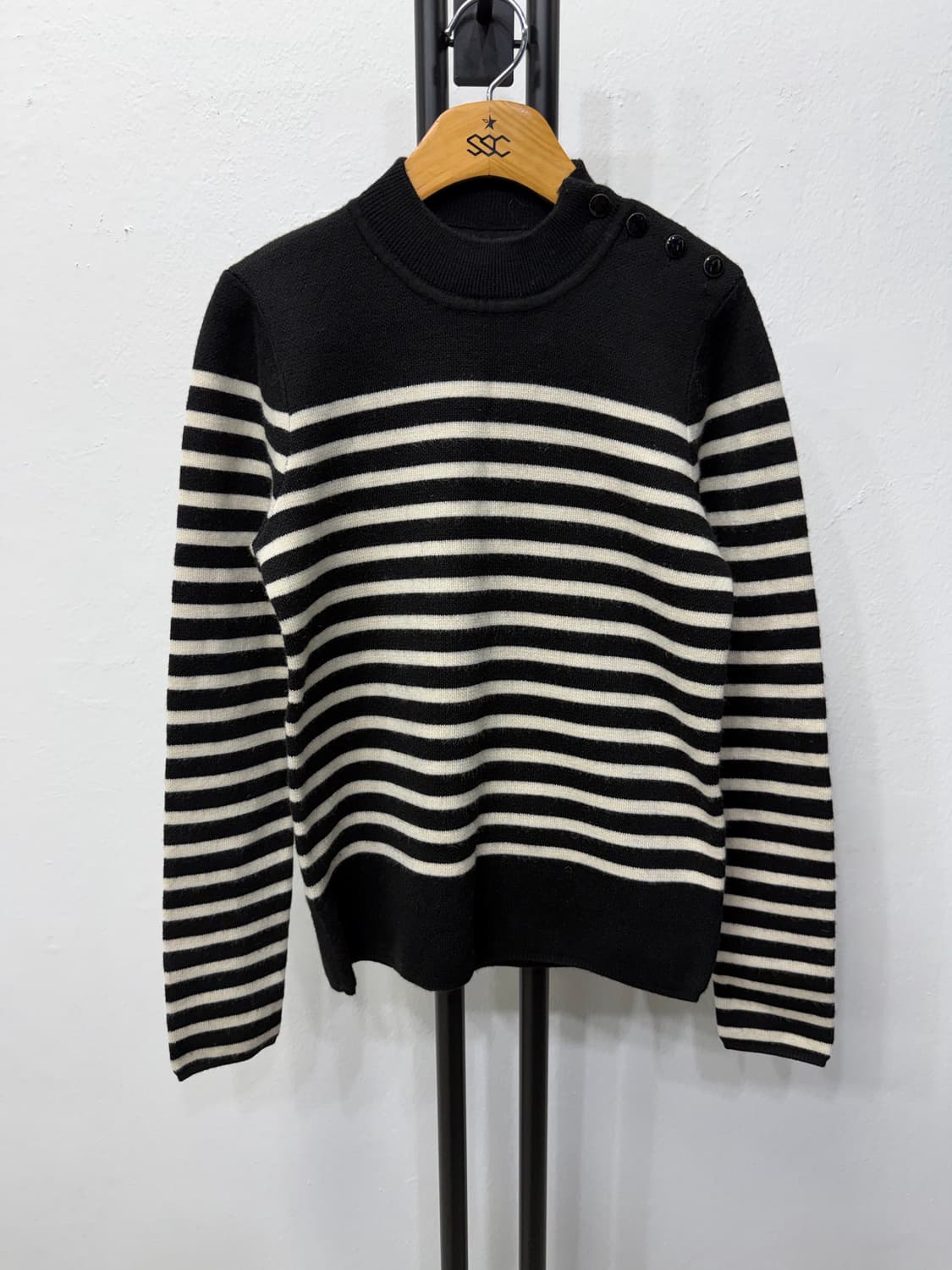 정품) 산드로 여성 블랙 화이트 스트라이프 니트 2 상품이미지1