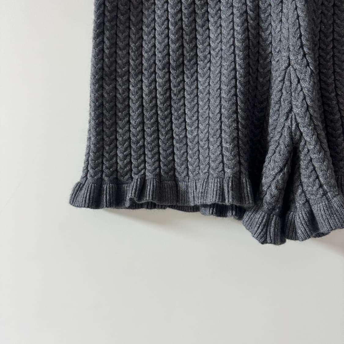 새상품 니트 밑단 프릴 반바지 (차콜) 상품이미지2