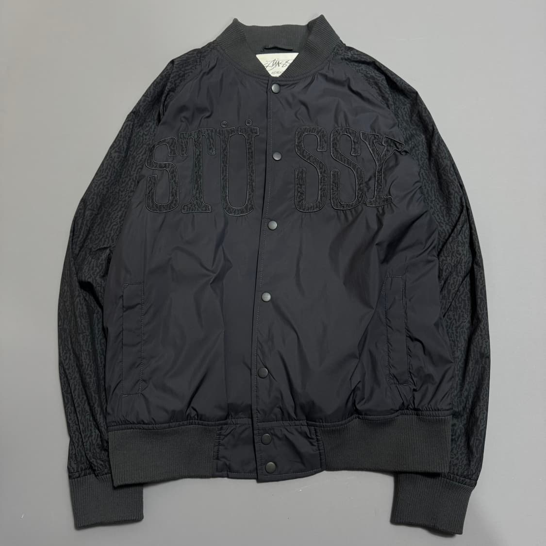 스투시(STUSSY) 차콜컬러 아치 패치로고 레오파드 슬리브 봄버 자켓 상품이미지9