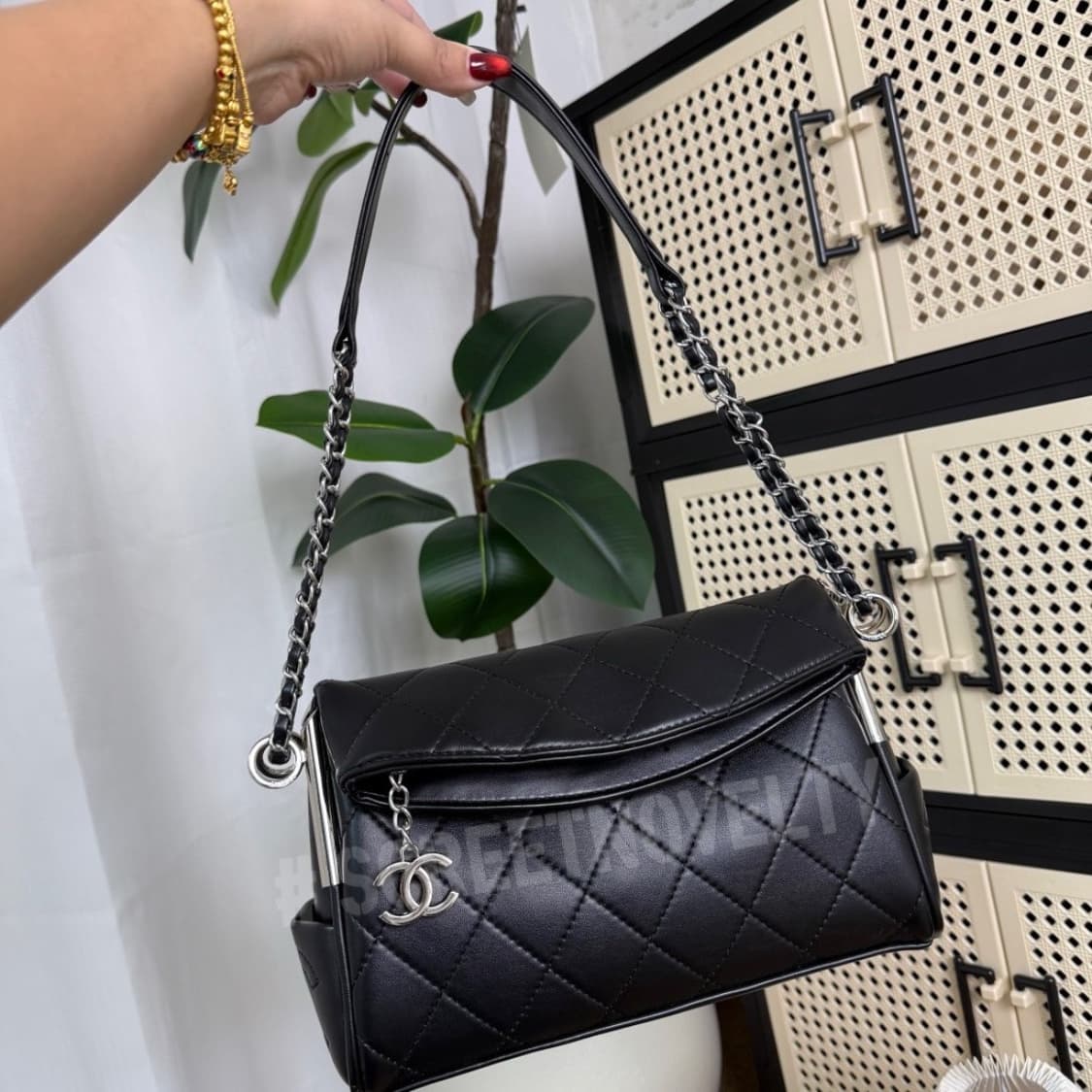 26신상 샤넬뷰티 VIP 플랩체인 램스킨 숄더 호보백 상품이미지1