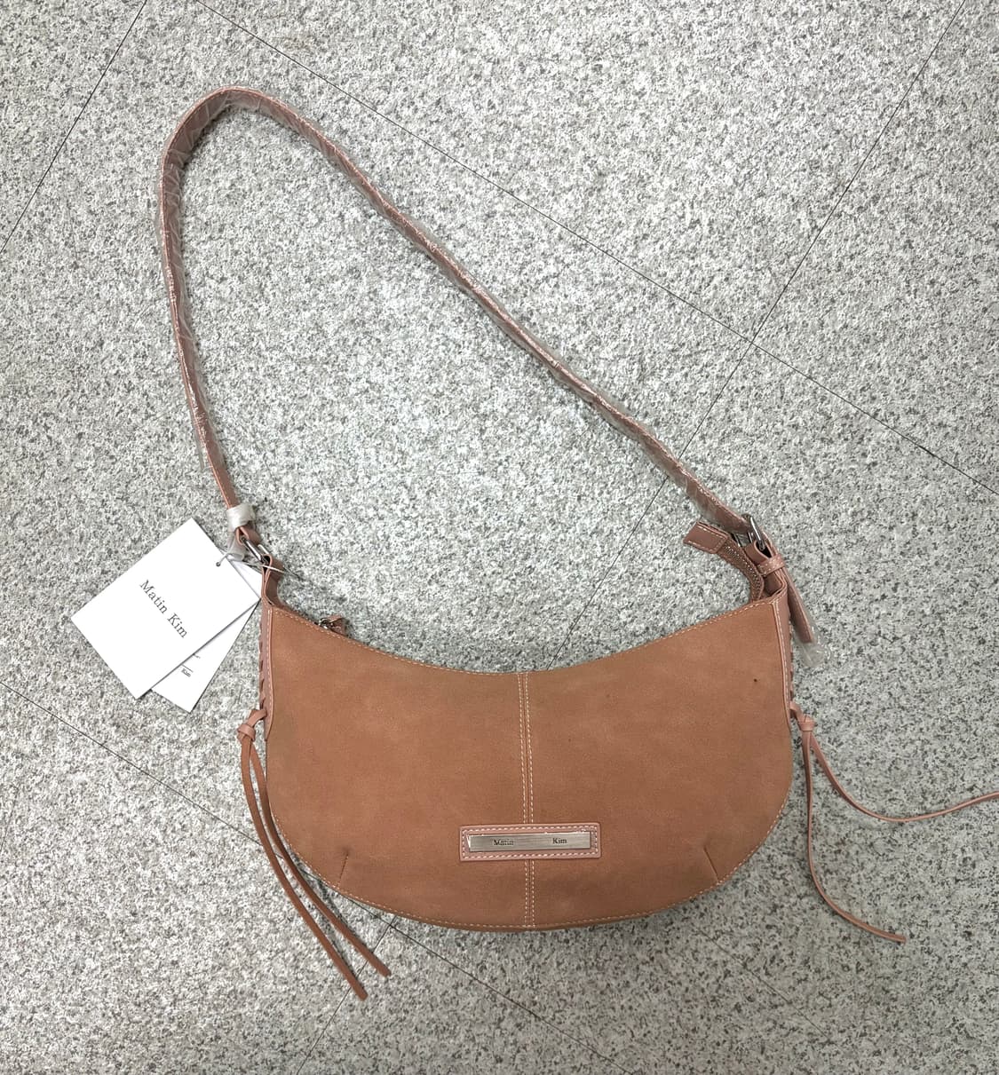 (새상품) 마땡킴 하프문 스웨이드 레더백 상품이미지2