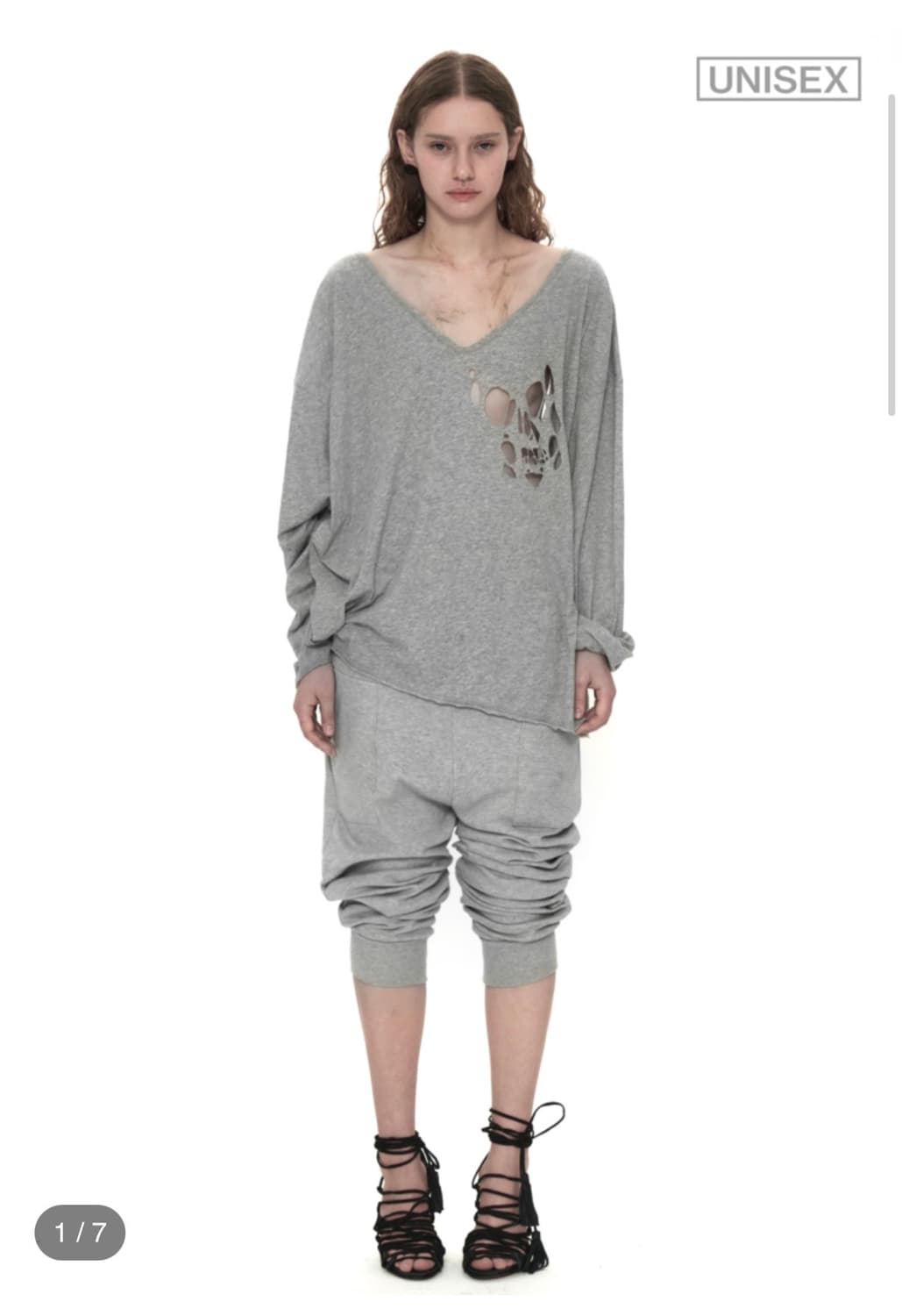 V-NECK TEE WITH SKULL CUTOUT IN GREY 상품이미지1