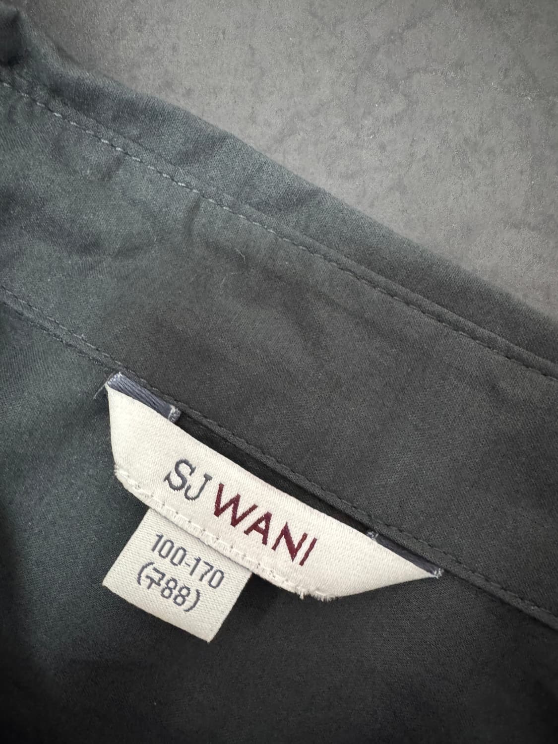 여성 SJWANI 손정완 옆라인 절개 블랙 셔츠 상품이미지3