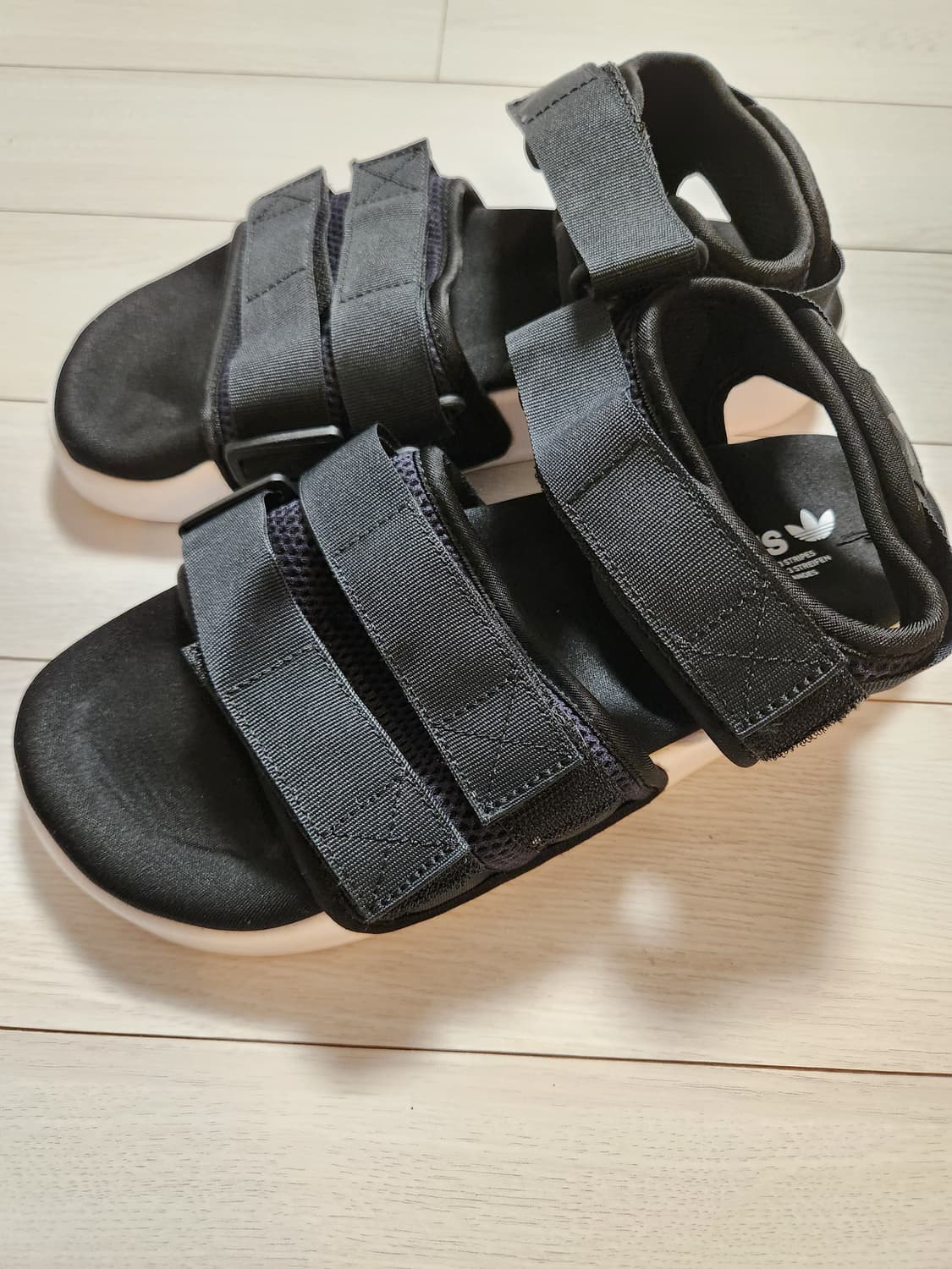 아디다스 아딜렛 샌들 2.0 사이즈245

바닥면 오염외에는 새거처럼 깨 상품이미지6