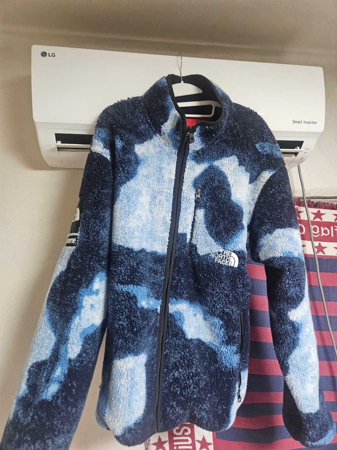 슈프림 x 노스페이스 블리치드 데님 프린트 플리스 자켓 인디고 - 21F 상품이미지3