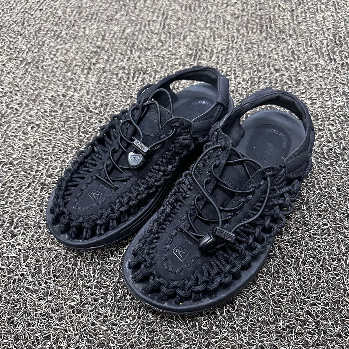 KEEN 킨 유니크 여성 샌들 블랙 230 상품이미지2