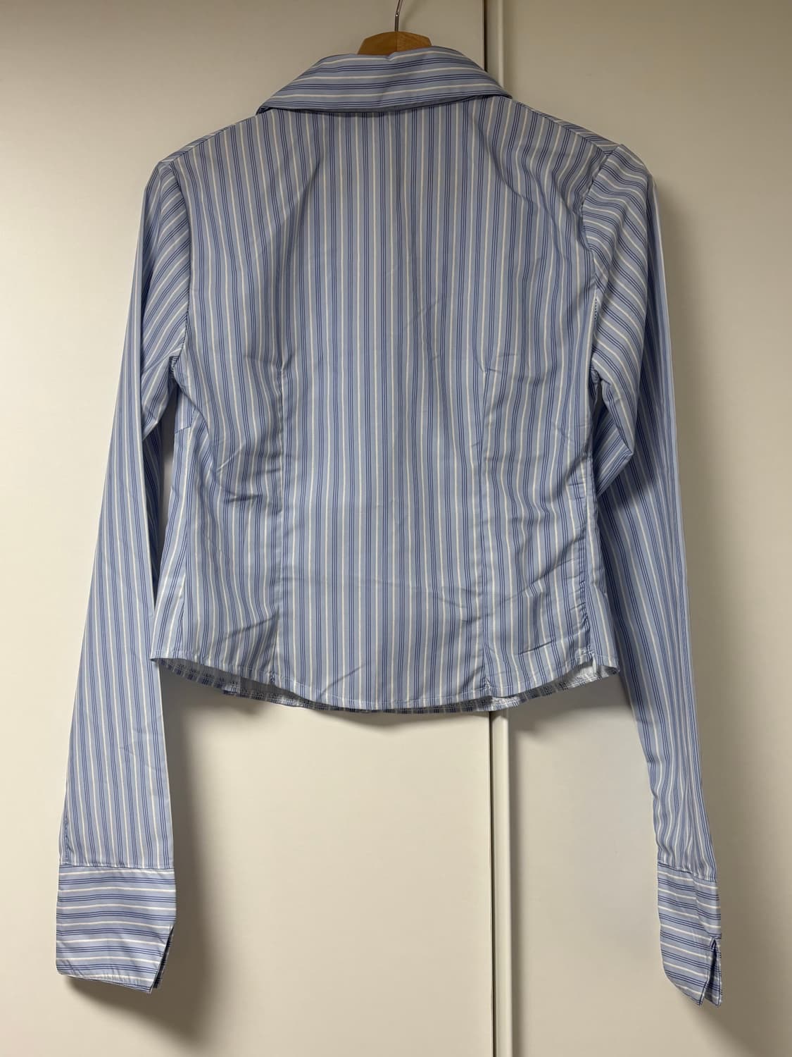 유니크 리본 디테일 스트라이프 크롭 셔츠 (블루) 상품이미지2