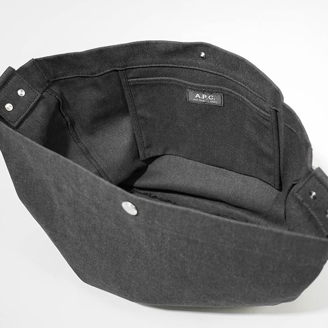(새상품60%할인)APC 아페쎄 정품 남녀공용 저널 숄더백 그레이 컬러 상품이미지5