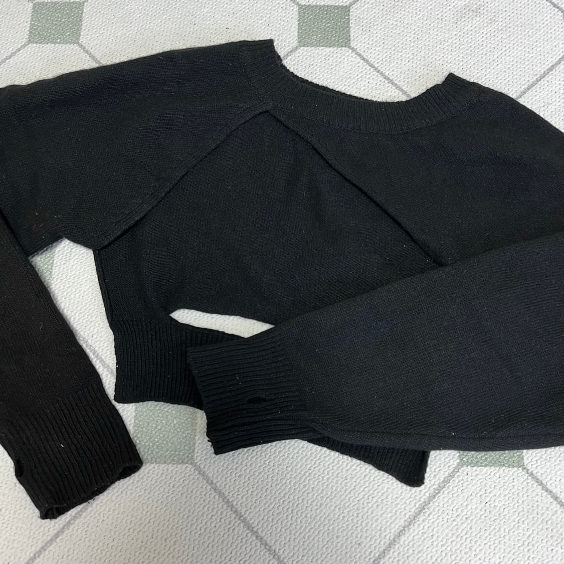 안유진 착용 YUSE 유즈 캐시미어 니트 언발란스 볼레로 블랙 상품이미지8