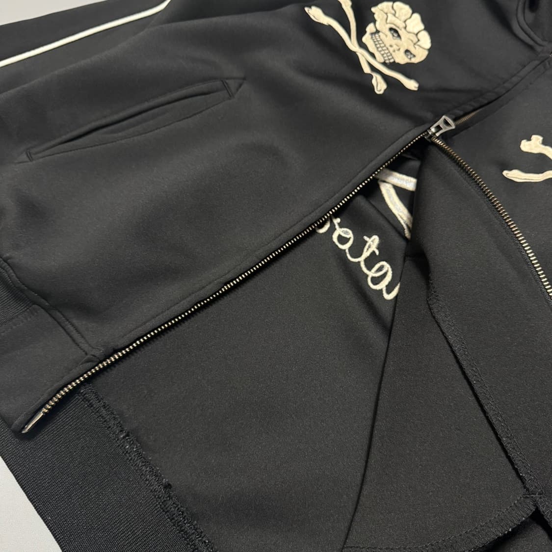 VANSON 블랙컬러 스컬 본 양면 자수로고 파이핑 트랙탑 자켓 상품이미지5