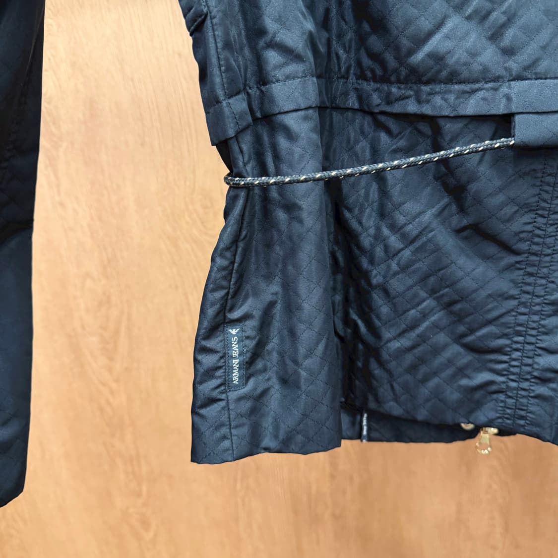 아르마니 진스 퀄팅 경량 자켓 골드 로고 장식 드로우 스트링 디테일 블랙 상품이미지7