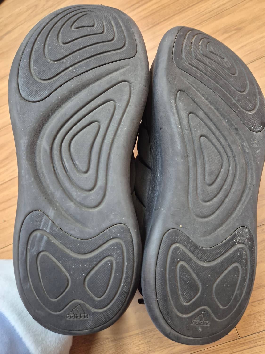 아디다스 패딩 슬립온 255사이즈 블랙 색상입니다. 푹신하고 가벼워서 실 상품이미지4