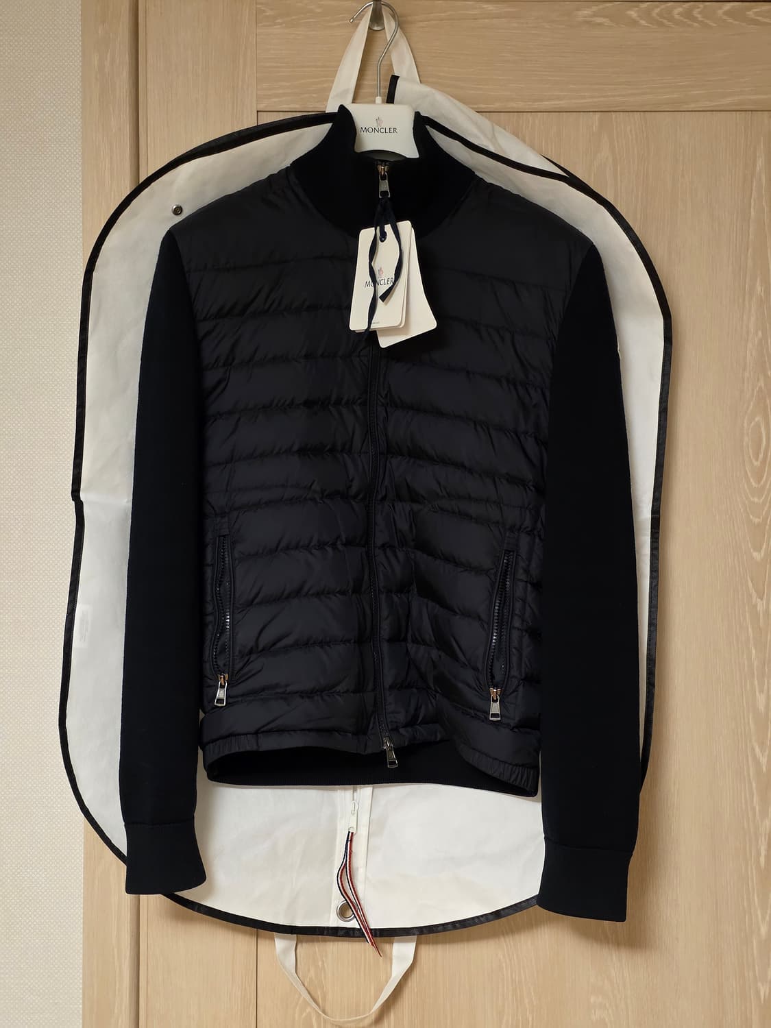 [새상품급/풀구성] 몽클레어 니트 김현우 패딩 L사이즈 네이비 상품이미지1