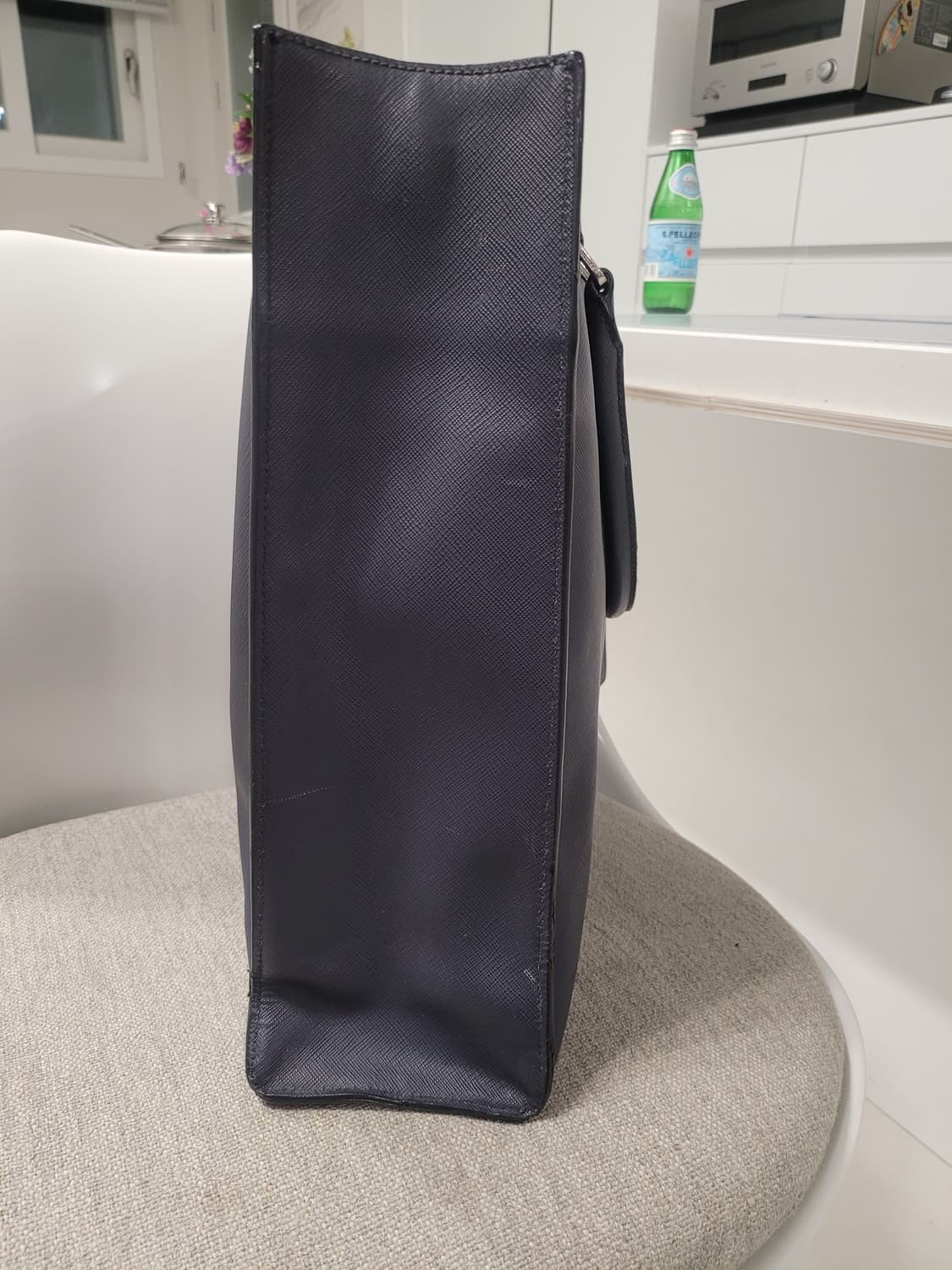 세련된 네이비 컬러 PRADA 프라다 사피아노 남성 토트백 B급 중고 상품이미지3