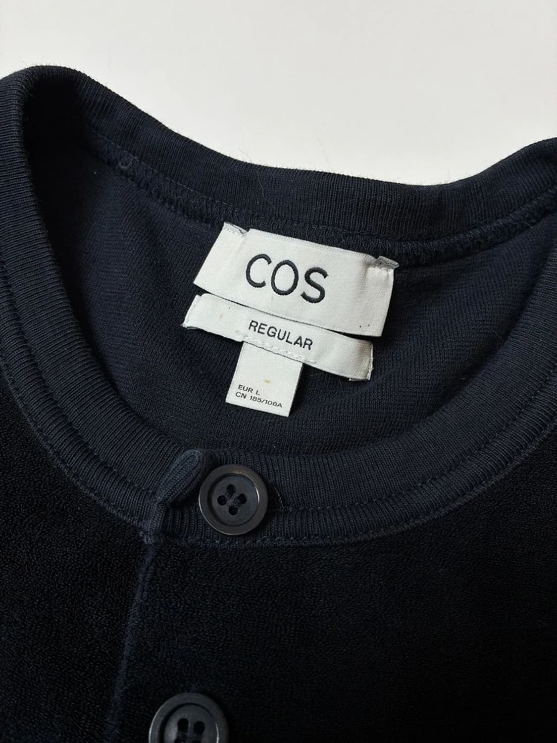 코스 COS 블랙 테리 버튼 헨리넥 반팔 티셔츠 PN9661 상품이미지5