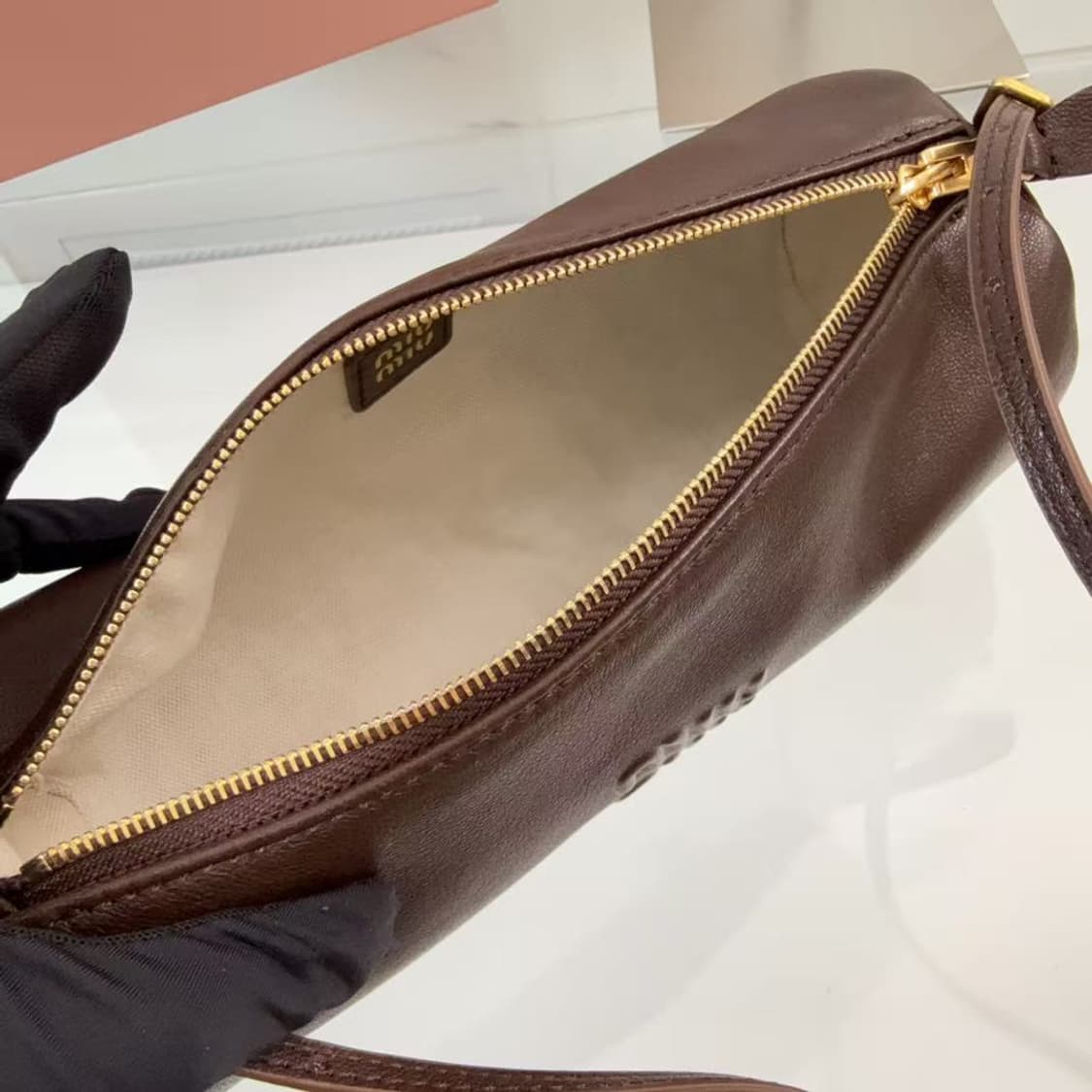 미우 미우 나파 레더 미니 파우치 오크 상품이미지4