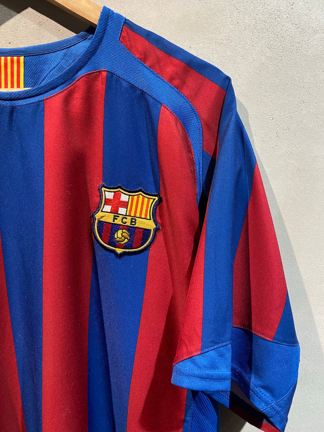 05-06 바르셀로나 호나우지뉴 홈 유니폼 상품이미지3