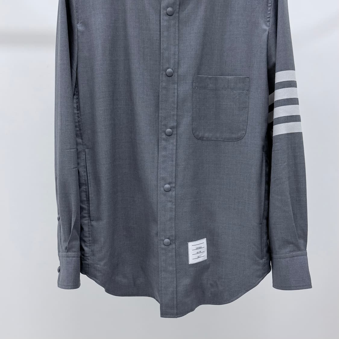 [S+급/3] 톰브라운 사선완장 플레인 위브 셔츠 자켓 그레이 상품이미지4