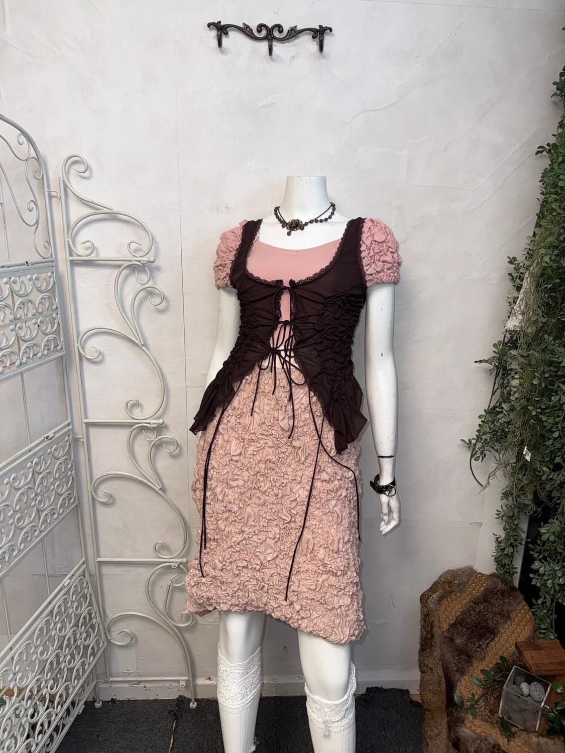 Brown wrinkled shirring lace strap 슬리브리스 상품이미지5