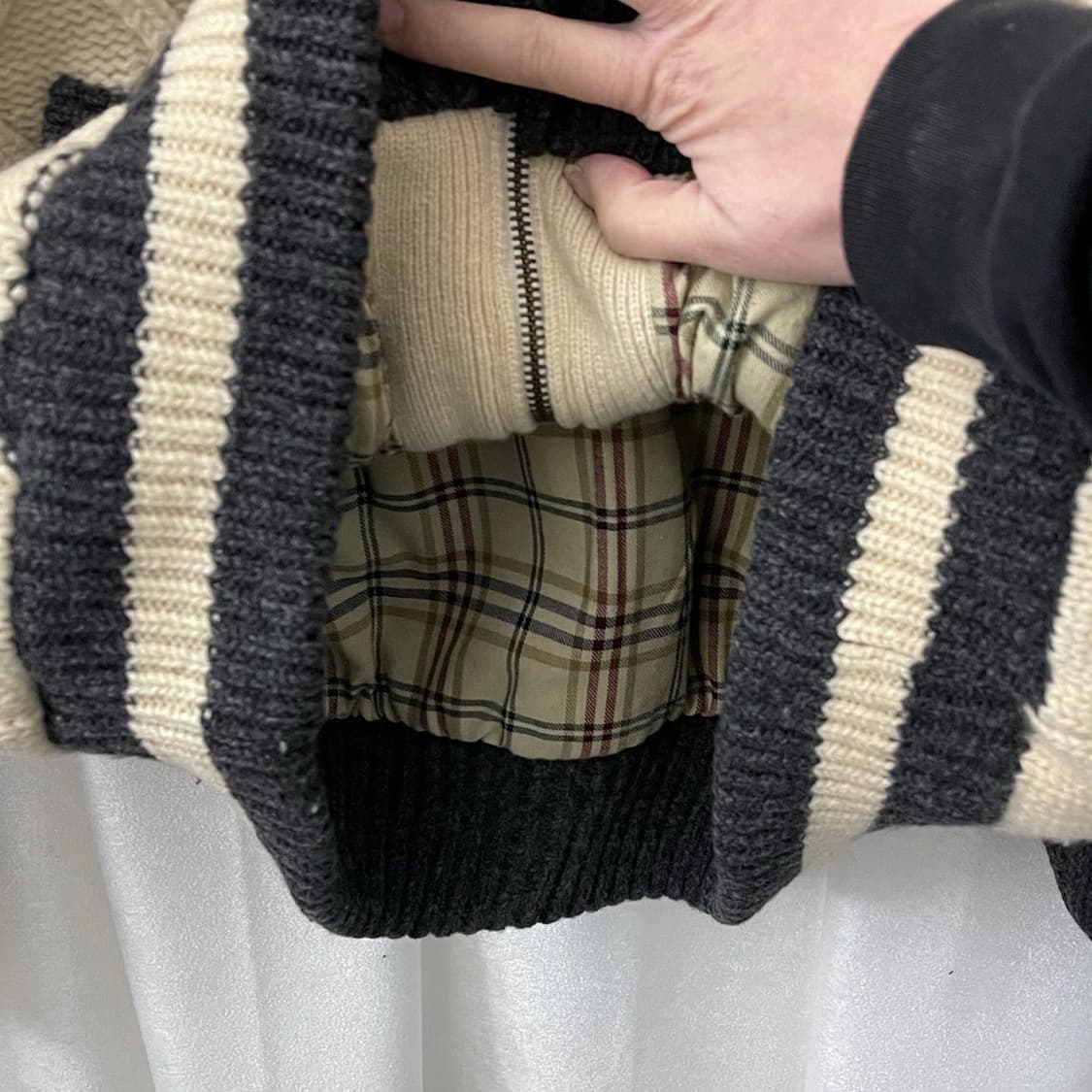 빈폴 아이보리 & 챠콜 배색 꽈배기 니트 집업 상품이미지4