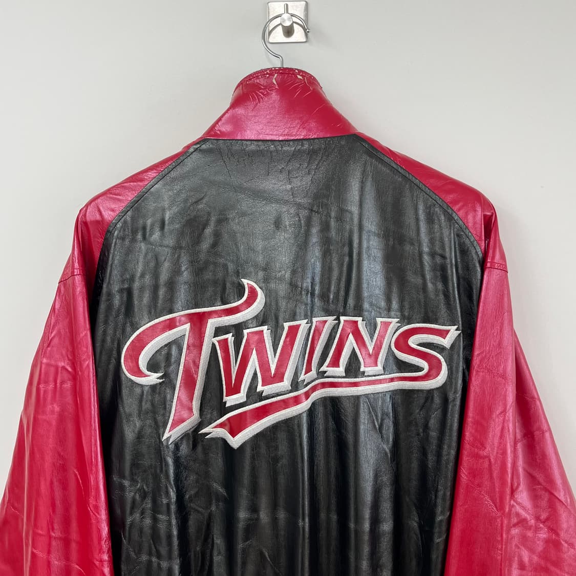 LG트윈스 데상트 구로고 유광점퍼 상품이미지5