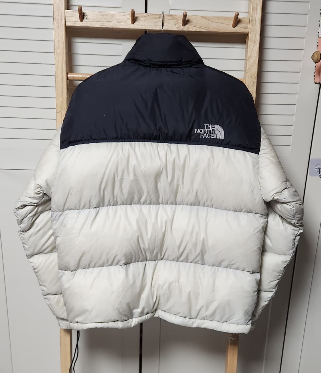 노스페이스 700 눕시 화이트x블랙 패딩 자켓 상품이미지2
