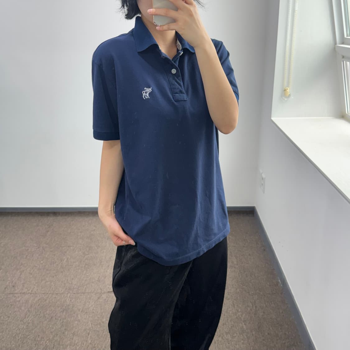 Abercrombie 아베크롬비 화이트 로고 네이비 반팔 카라티  상품이미지1