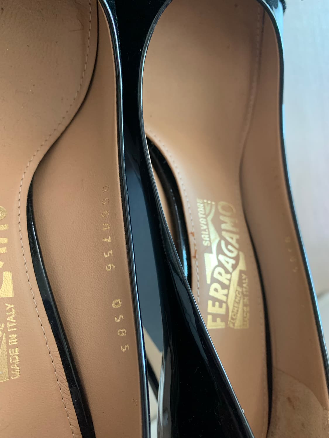 [240-245] 페라가모 까를라 7cm 유광 금장바라  리본구두 상품이미지5