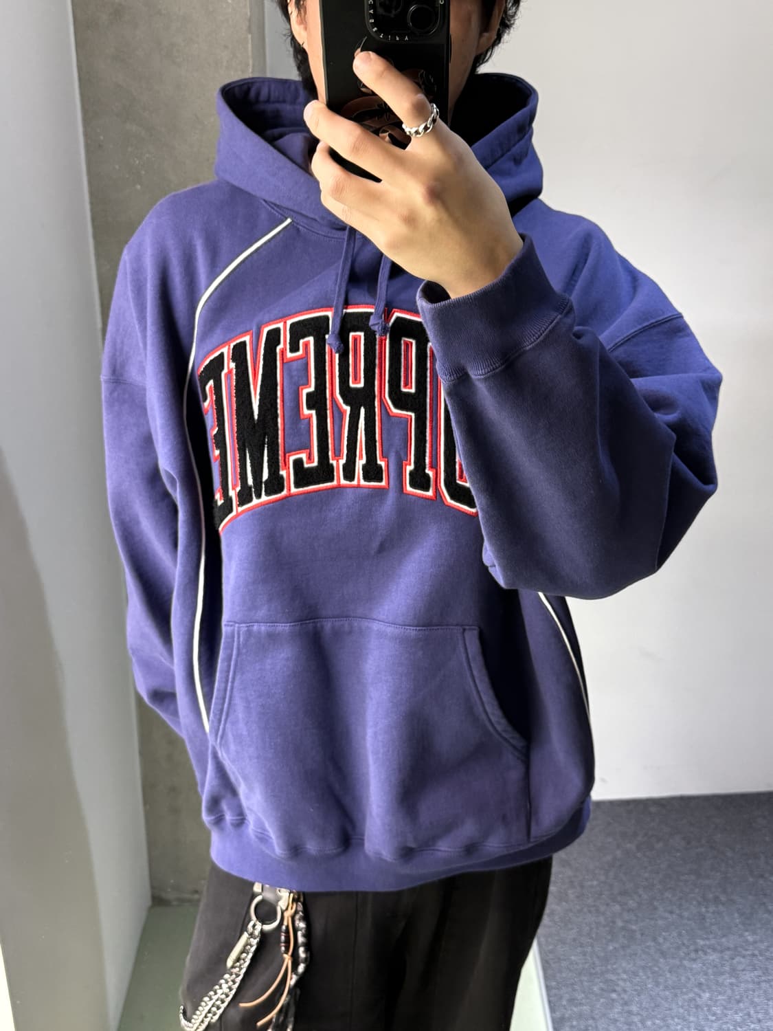 슈프림 23SS 박시 파이핑 아크 로고 후드티 상품이미지2