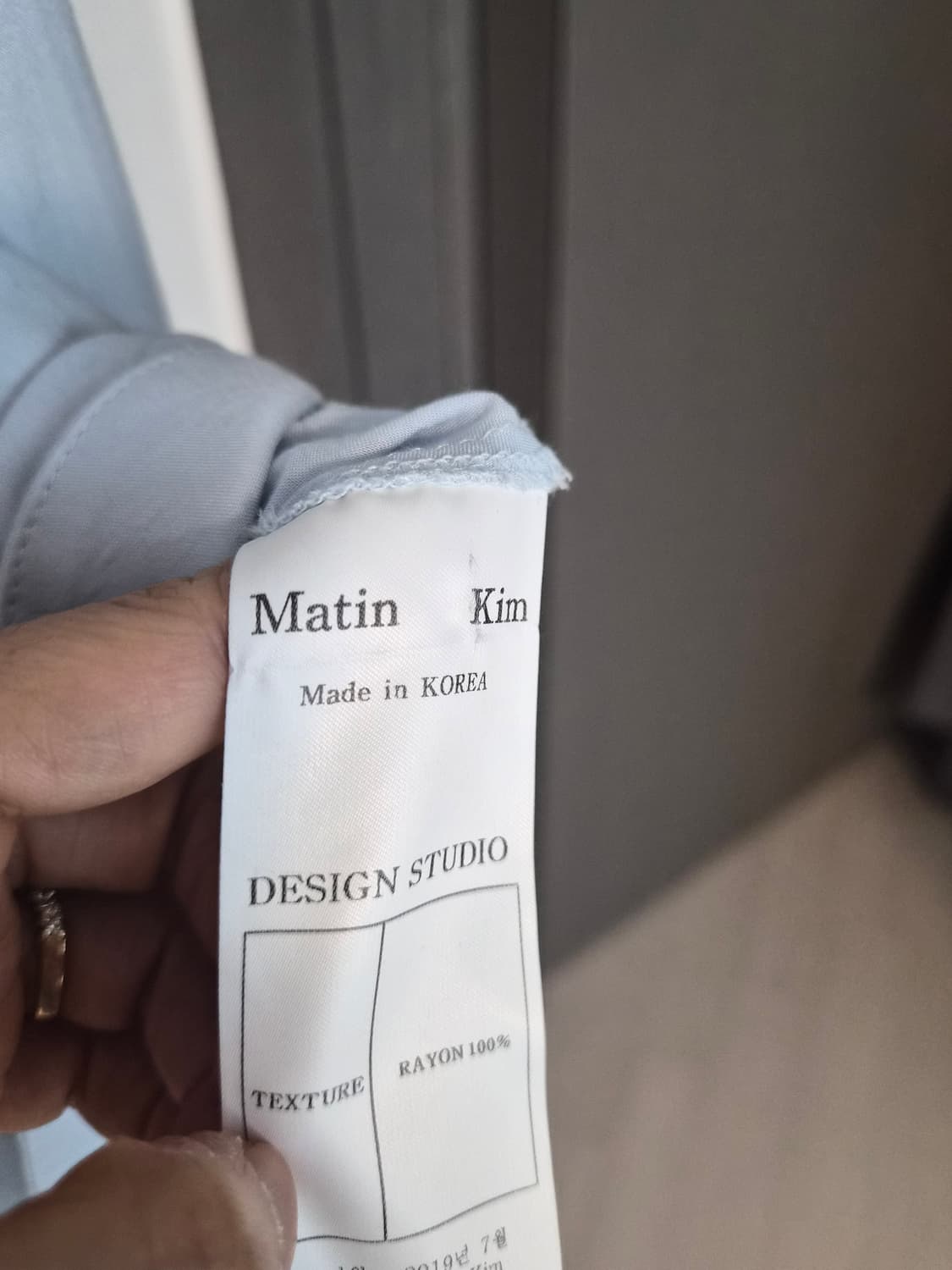 [Matin Kim] 마틴킴 페미닌 셔링 브이넥 블라우스 (스카이블루) 상품이미지5