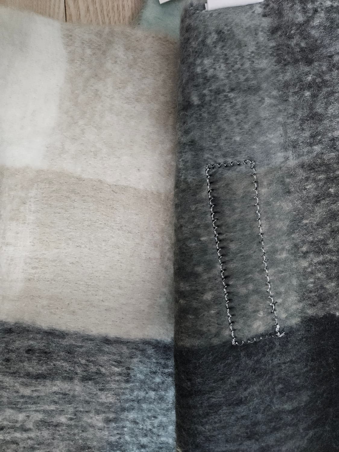 아크네 블랙 체크 머플러  상품이미지3