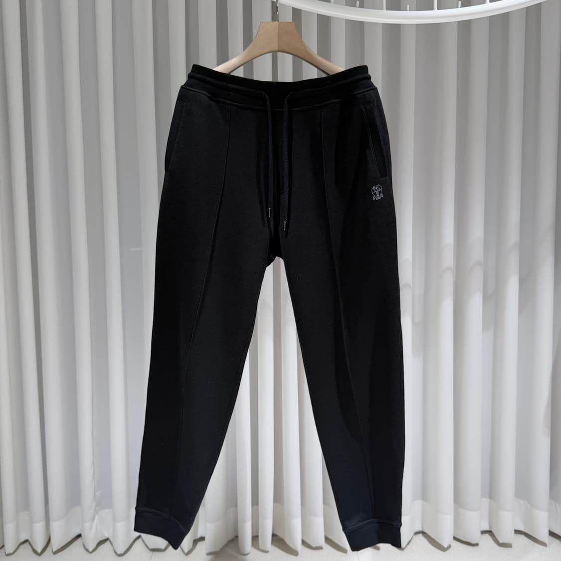 L / 브루넬로 쿠치넬리 로고 프렌치 로고 조거팬츠 상품이미지1