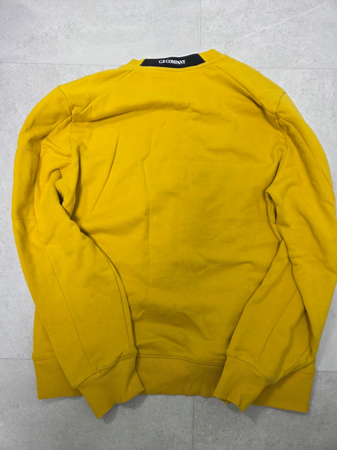 CP컴퍼니의 노란색 맨투맨 상품이미지4