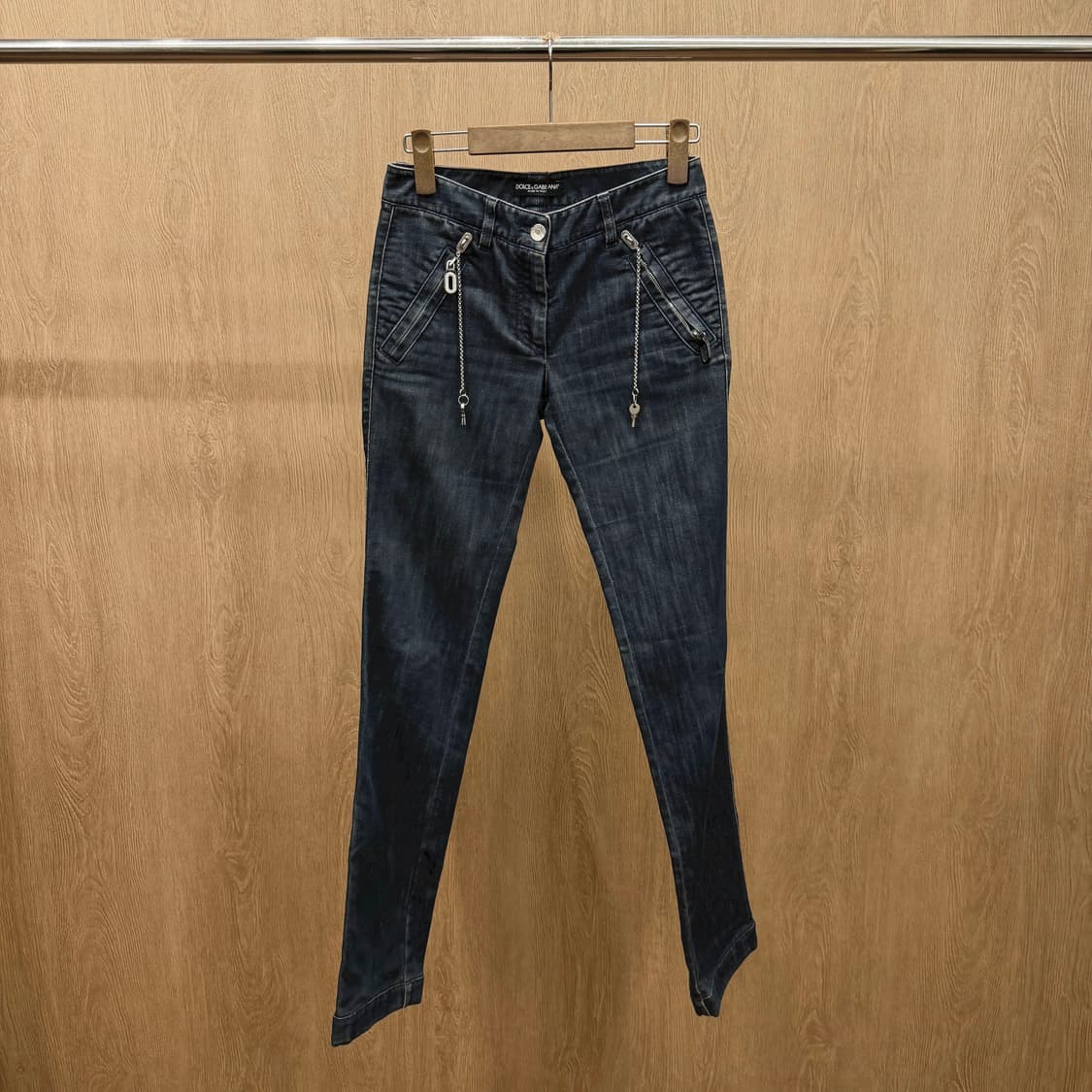 돌체앤가바나 워싱 데님 팬츠 슬림핏 지퍼 포켓 사이드 체인 디테일 흑청 상품이미지2