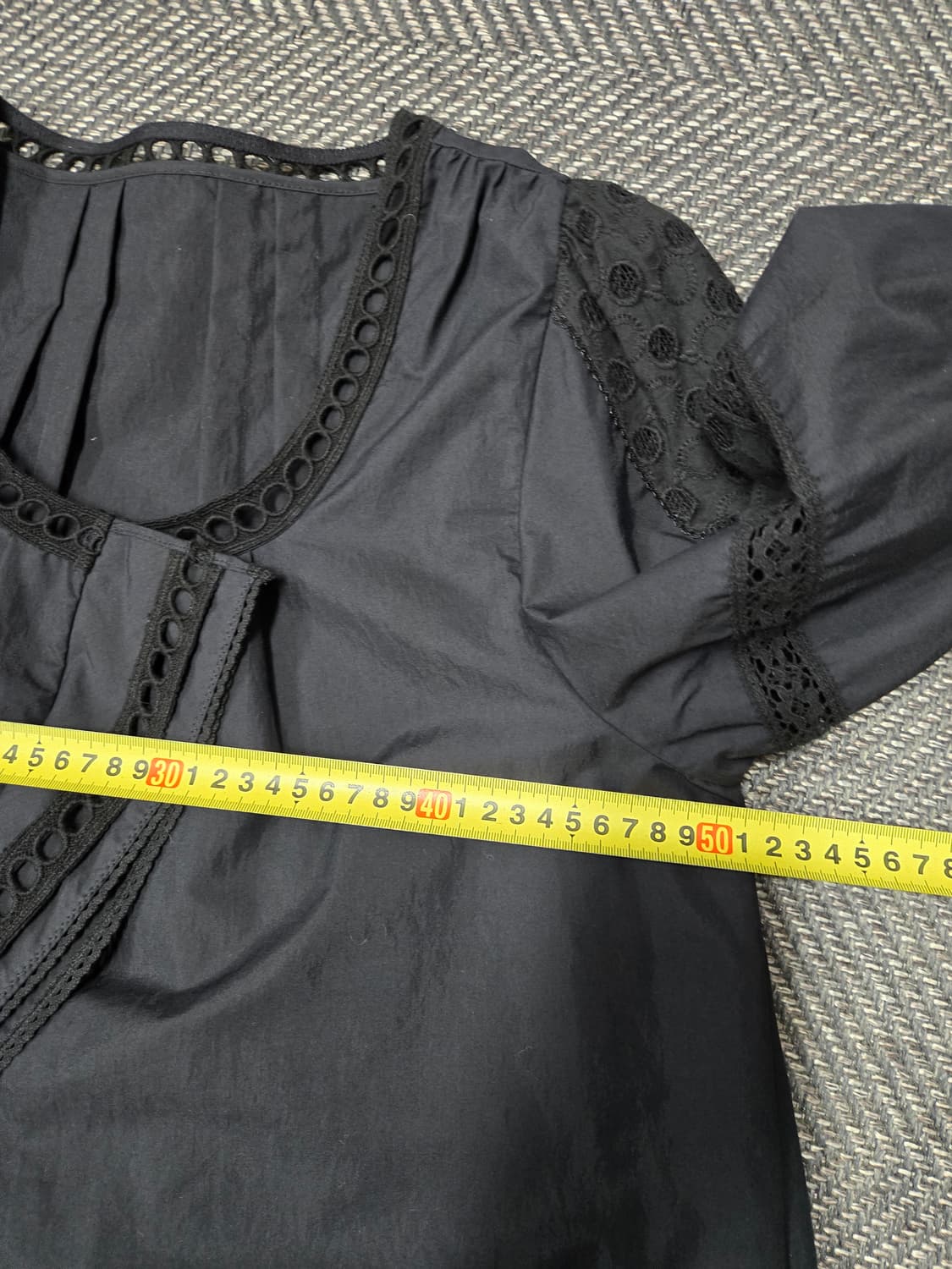 한섬 타임 TIME 블랙 레이스 펀칭 블라우스 상품이미지7