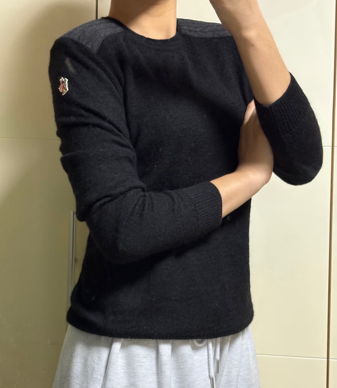 몽클레어 암패치 라운드 니트 티셔츠 상품이미지1