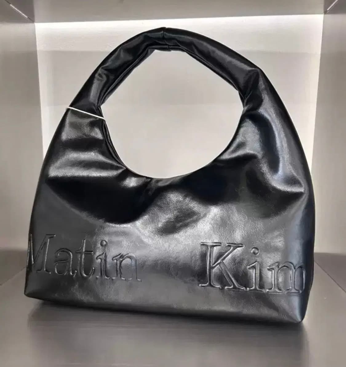 (새상품급) 마뗑킴 가방 엠보 로고 미니 레더 토트백 블랙 상품이미지2