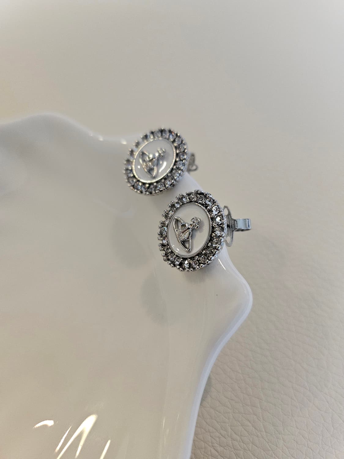 비비안웨스트우드 업사이클링 화이트 단추 귀걸이 상품이미지2