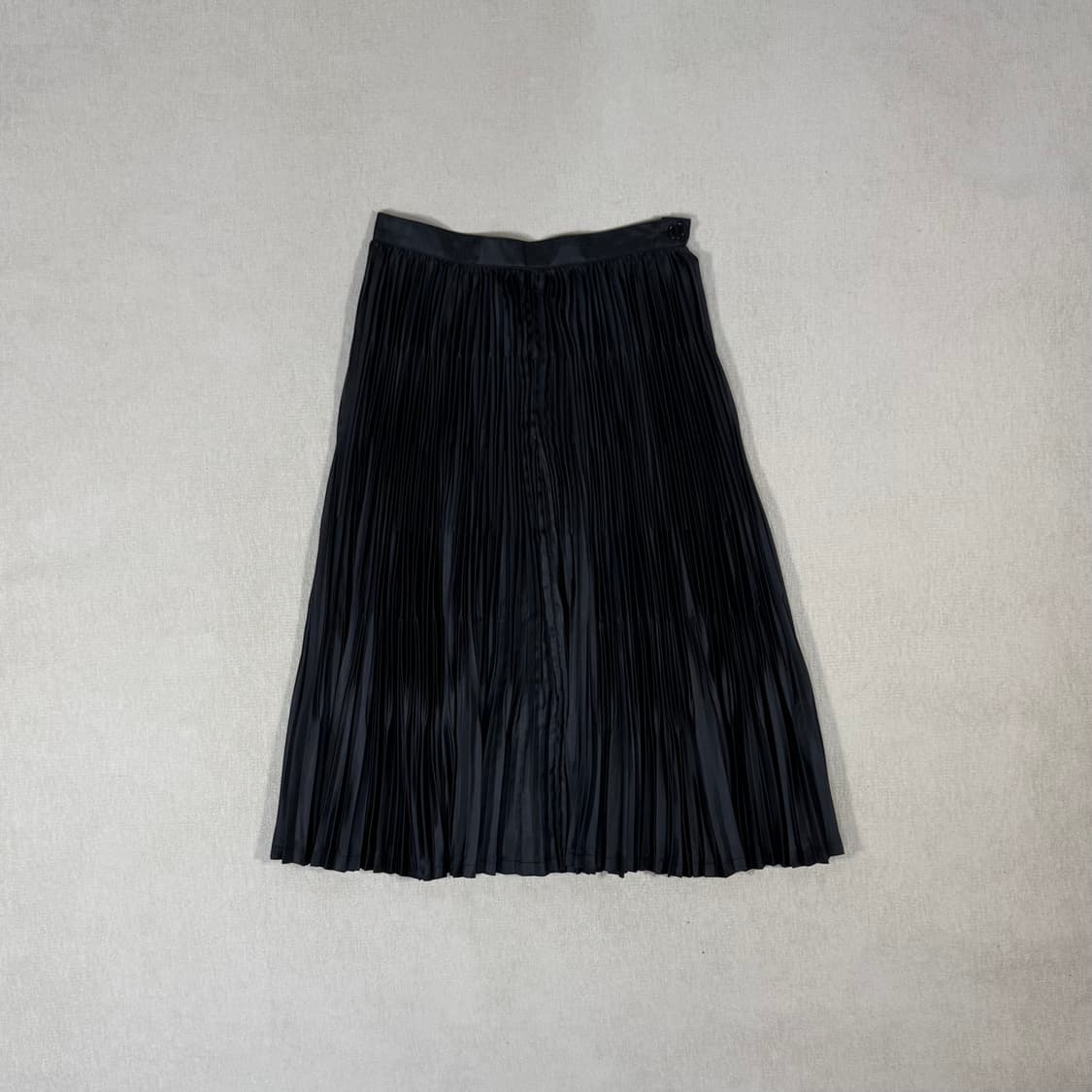 Deformed Pleated Black Skirt 상품이미지1