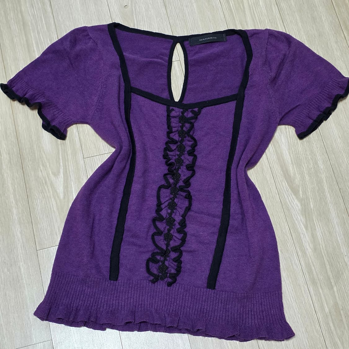 고딕론비타 퍼플 모리걸 로즈 퍼프골지셔링니트 뒤트임 블라우스 상품이미지3