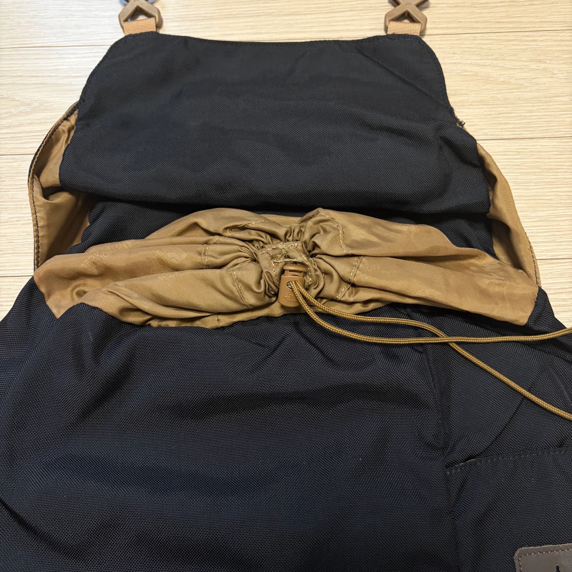 노스페이스 블랙/브라운 패치로고 퀀텀 백팩 30L 상품이미지3