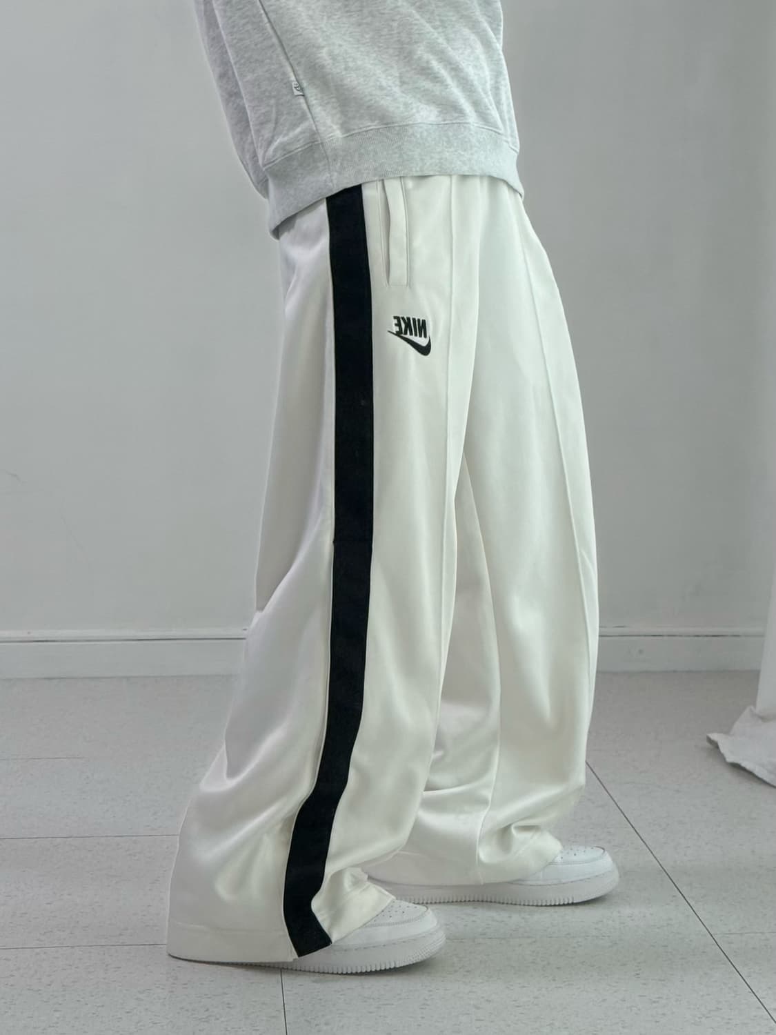 나이키 화이트 트레이닝 팬츠 상품이미지2