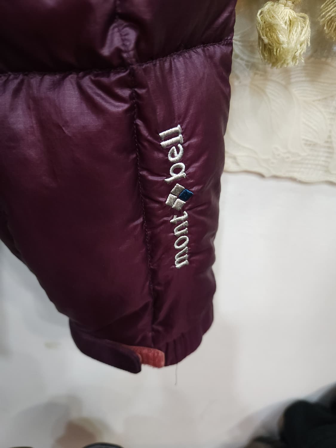 몽벨 1000필 구스 경량 패딩 점퍼
​
 상품이미지3