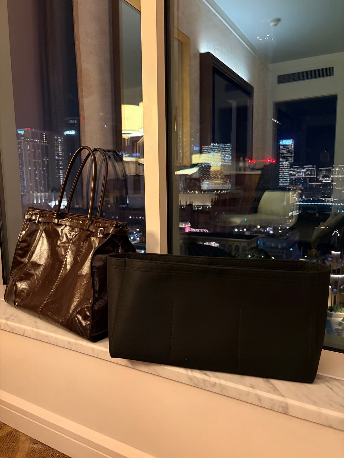 25FW 프라다 남성 가죽 토트백 다크브라운 2VG128 상품이미지2