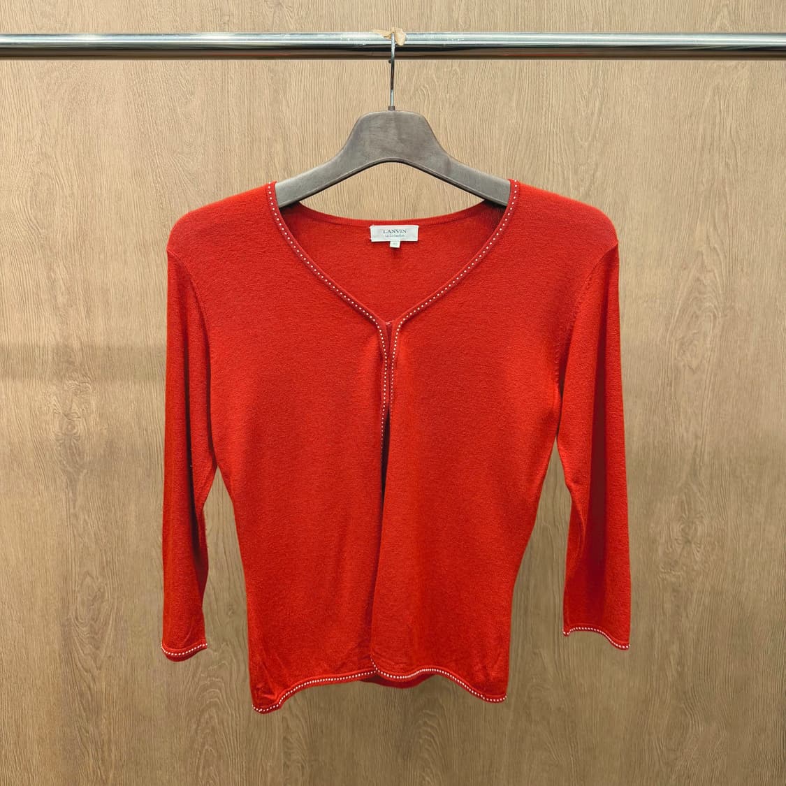 랑방 7부 브이넥 니트 가디건 도트 스티치 라인 디테일 슬림핏 레드 상품이미지2