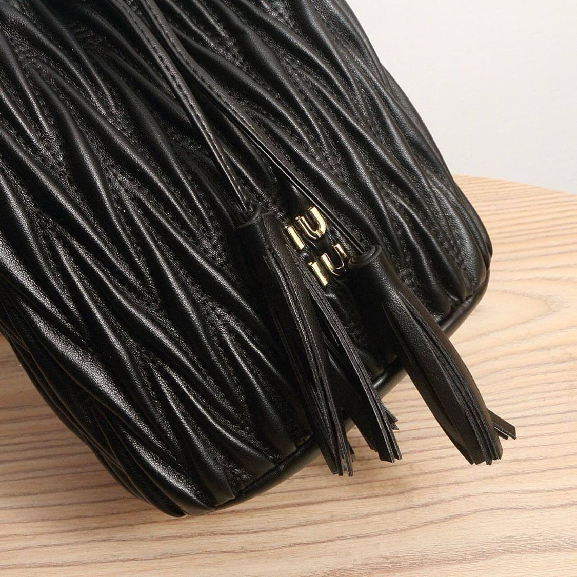 미우미우(Miu Miu) 마테라쎄 나파 가죽 버킷백 상품이미지4