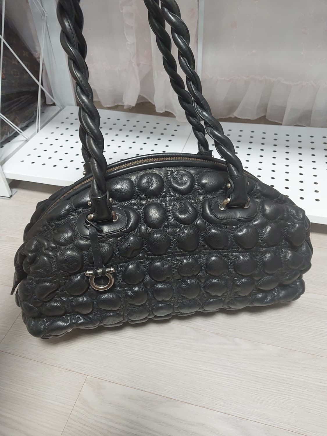 페라가모 퀼팅 레더 숄더백 상품이미지1